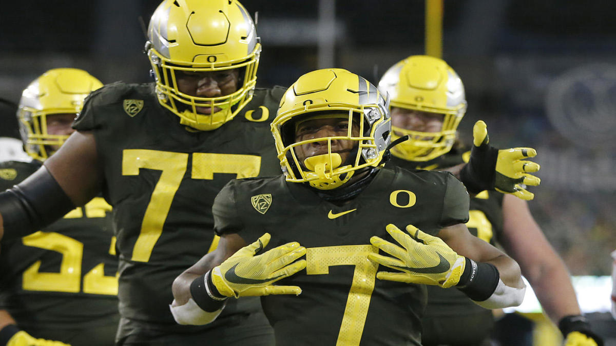 College football scores, NCAA top 25 rankings, schedule, games today: Oregon vs. Oregon State