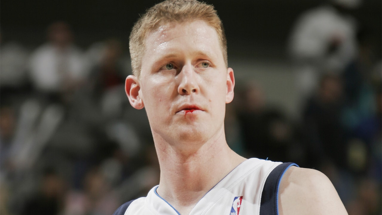 Ex-NBA star Shawn Bradley paralyzed after being struck by car while on